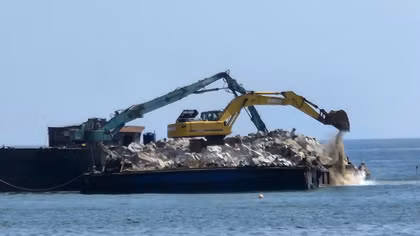 Đà Nẵng nói gì trước thông tin “đổ chất thải xuống công trình kè chắn sóng biển nghìn tỷ”?