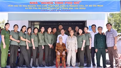 Hội Phụ nữ Cụm thi đua số 7 tặng nhà “Nghĩa tình phụ nữ” tại Cà Mau