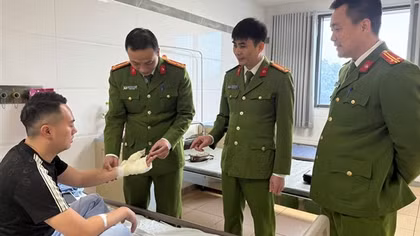 Khống chế đối tượng tâm thần hắt xăng đốt làm cán bộ Công an bị thương