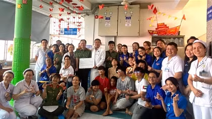 Bệnh viện 30-4 thăm hỏi, tặng quà các em nhỏ có hoàn cảnh đặc biệt khó khăn và khuyết tật
