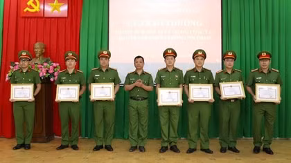 Trao thưởng các cá nhân phá án nhanh vụ cướp tiệm vàng ở Lâm Đồng
