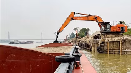 Kiểm tra bến bãi không phép, Cảnh sát đường thủy phát hiện gần 400m3 cát
