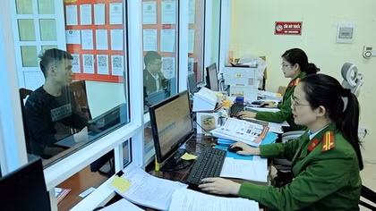 Đẩy mạnh chuyển đổi số trong giải quyết thủ tục hành chính, phục vụ nhân dân