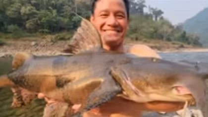 Nghề săn cá “chúa tể” trên dòng Đà giang
