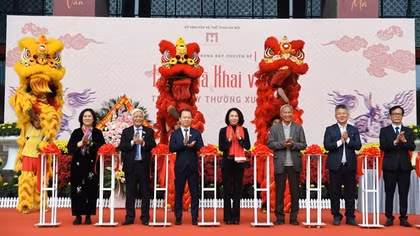 Triển lãm “Long Mã khai văn”, mừng Đảng mừng xuân