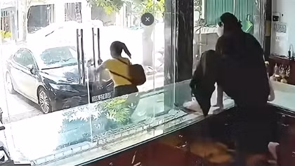 Chủ tiệm nhảy qua tủ kính đuổi "yêu nữ" cướp vàng