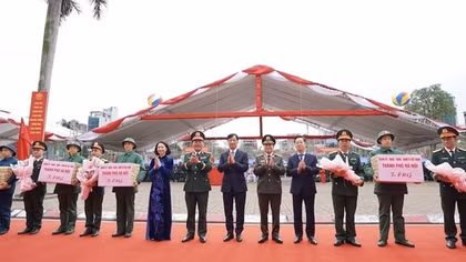 Bí thư Thành ủy Nguyễn Duy Ngọc dự lễ giao nhận quân tại Hà Nội