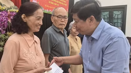 Hội Cựu Công an nhân dân Việt Nam trao quà tri ân các cán bộ Công an chi viện chiến trường miền Nam