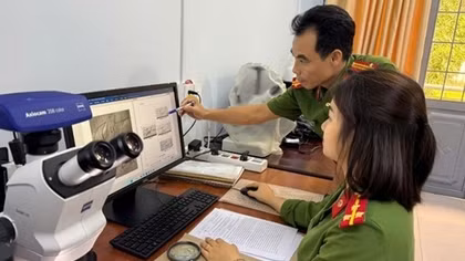 Những người lặng thầm đi tìm sự thật từ những dấu vết
