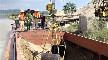 Đấu tranh với nạn “cát tặc” ở khu vực giáp ranh trên sông Lam