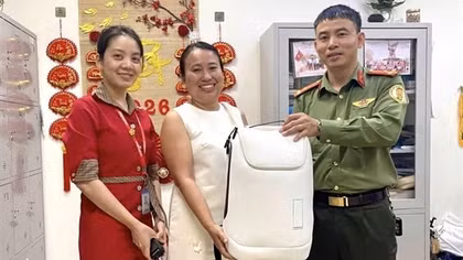 Trao trả tài sản trị giá 150 triệu đồng cho du khách Ấn Độ bỏ quên