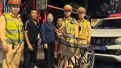 Cảnh sát giao thông hỗ trợ bé trai đi lạc hơn 150 km về nhà an toàn