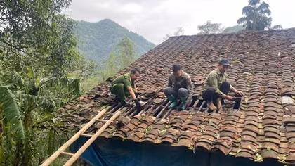 Công an xã Minh Khai hỗ trợ người dân khắc phục hậu quả mưa đá