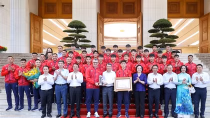 Thủ tướng Lê Minh Hưng gặp mặt, chúc mừng đội tuyển bóng đá nam U17 Việt Nam