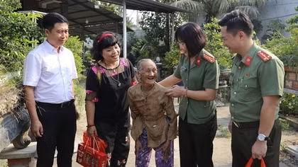 Điểm tựa của Mẹ Việt Nam Anh hùng