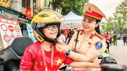 Học sinh cùng du khách hào hứng với trải nghiệm làm chiến sĩ CSGT và PCCC