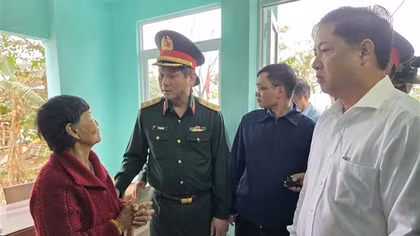 Quân khu 5 khánh thành và bàn giao 175 căn nhà tặng người dân vùng lũ lụt miền Trung