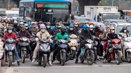 Lực lượng CSGT “căng mình” giữ mạch giao thông Thủ đô chiều cuối năm