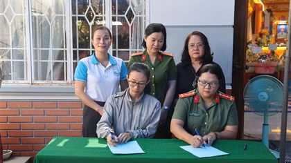 Hội Phụ nữ Công an tỉnh Khánh Hòa nhận đỡ đầu con gái của cán bộ Công an xã hy sinh