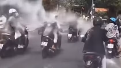 Triệu tập nhóm đối tượng chạy xe dàn hàng ngang, ném bột vào mặt người đi đường