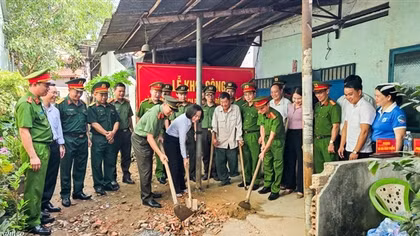 Khởi công sửa chữa nhà cho thương binh có hoàn cảnh khó khăn