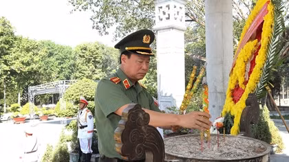 Thượng tướng Lê Tấn Tới dâng hương tri ân các Anh hùng - Liệt sĩ ở Tây Ninh