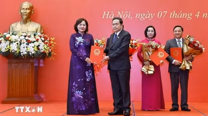 Trao Nghị quyết của Quốc hội, Ủy ban Thường vụ Quốc hội về công tác cán bộ