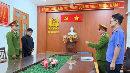 Khởi tố đối tượng dùng đũa tấn công tài xế taxi khi xe đang chạy
