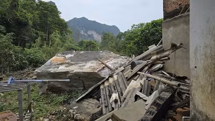 Người dân sống bất an dưới chân núi đá vừa sạt lở