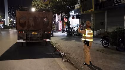 Xử phạt 79 xe tải chở hàng quá tải, làm rơi vãi bùn đất
