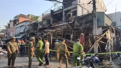 Cháy quanh chợ Nhị Thiên Đường, Cảnh sát điều 10 xe hoả tốc trong đêm