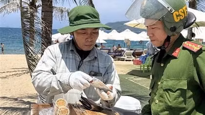 Tạm giữ xe bán kem ở phố biển Nha Trang bị nữ du khách nước ngoài tố... "chặt chém"