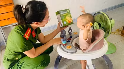 Thăm hỏi gia đình cháu nhỏ bị mẹ bóp mũi, bịt miệng, tung clip