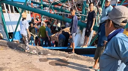 Ngạt khí dưới hầm tàu cá, 2 anh em phải đi cấp cứu