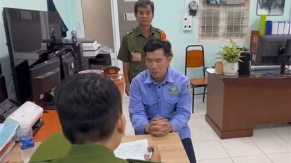 Bắt khẩn cấp kẻ khiếm nhã, ném ly thuỷ tinh vào đầu phụ nữ