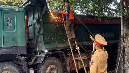 Phạt gần 35 triệu, cắt bỏ thành thùng xe tải làm rơi vãi bùn đất ở Hà Nội