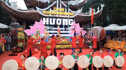 Tưng bừng khai hội Chùa Hương