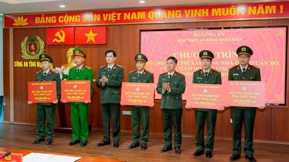 Học viện ANND hỗ trợ 700 triệu đồng xóa nhà tạm tại Điện Biên và Tuyên Quang
