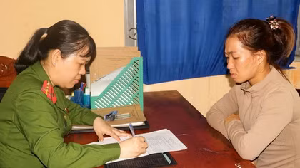 Vận động người phụ nữ lợi dụng nuôi con nhỏ “né” án tù ra đầu thú