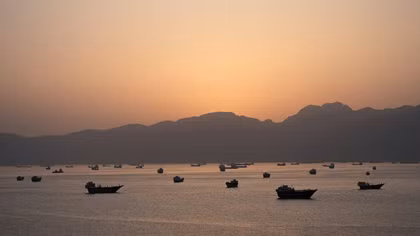Mỹ tuyên bố chiến dịch giải cứu tàu mắc kẹt tại eo biển Hormuz