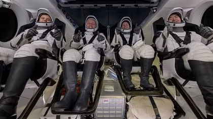 Tàu SpaceX hạ cánh xuống Thái Bình Dương, đưa bốn phi hành gia trở về Trái Đất
