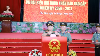 Rộn ràng những lá phiếu trong ngày bầu cử sớm