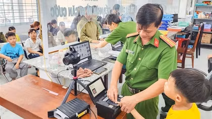 Công an phường ở Cần Thơ cấp căn cước, định danh điện tử cho người dân xuyên lễ