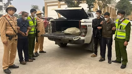 Khi Chủ tịch xã làm “người vận chuyển”