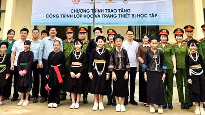 Trao tặng công trình lớp học, bếp ăn cho điểm trường miền núi Tuyên Quang