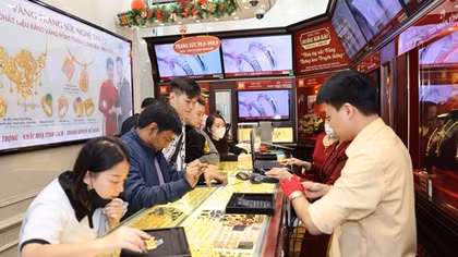 Giá vàng liên tục đảo chiều, Hiệp hội đề xuất cho doanh nghiệp vay vàng trong dân