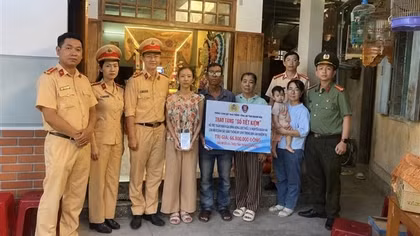 CSGT Công an Khánh Hòa trao tặng sổ tiết kiệm cho thân nhân Thiếu tá Nguyễn Xuân Hải