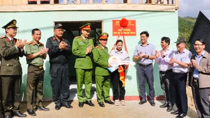 Công an Quảng Ngãi bàn giao căn nhà đầu tiên trong “Chiến dịch Quang Trung"