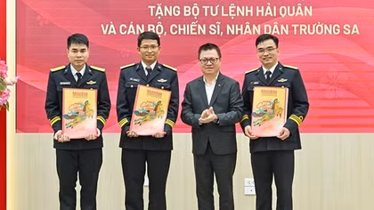 Trao tặng 5.000 tờ báo Xuân Nhân Dân cho CBCS Hải quân và nhân dân Trường Sa