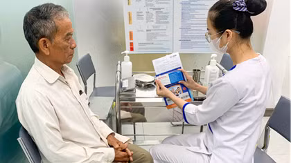 Lo ngại viêm não mô cầu, nhiều người đi tiêm chủng